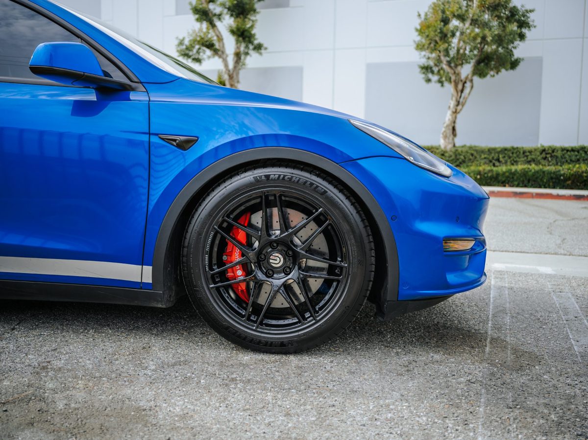 Tesla Model Y 20″ UP x BBS Flugplatz Luxury Wheel & Tire Package