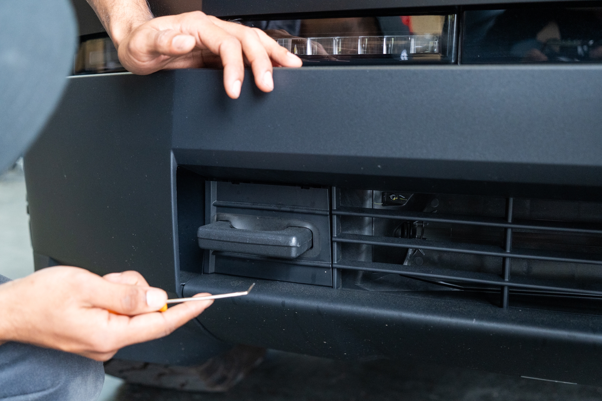 TESLA CYBERTRUCK HD FRONT BUMPER WITH FRONT BULL BAR UP INVINCIBLE 00005_1920