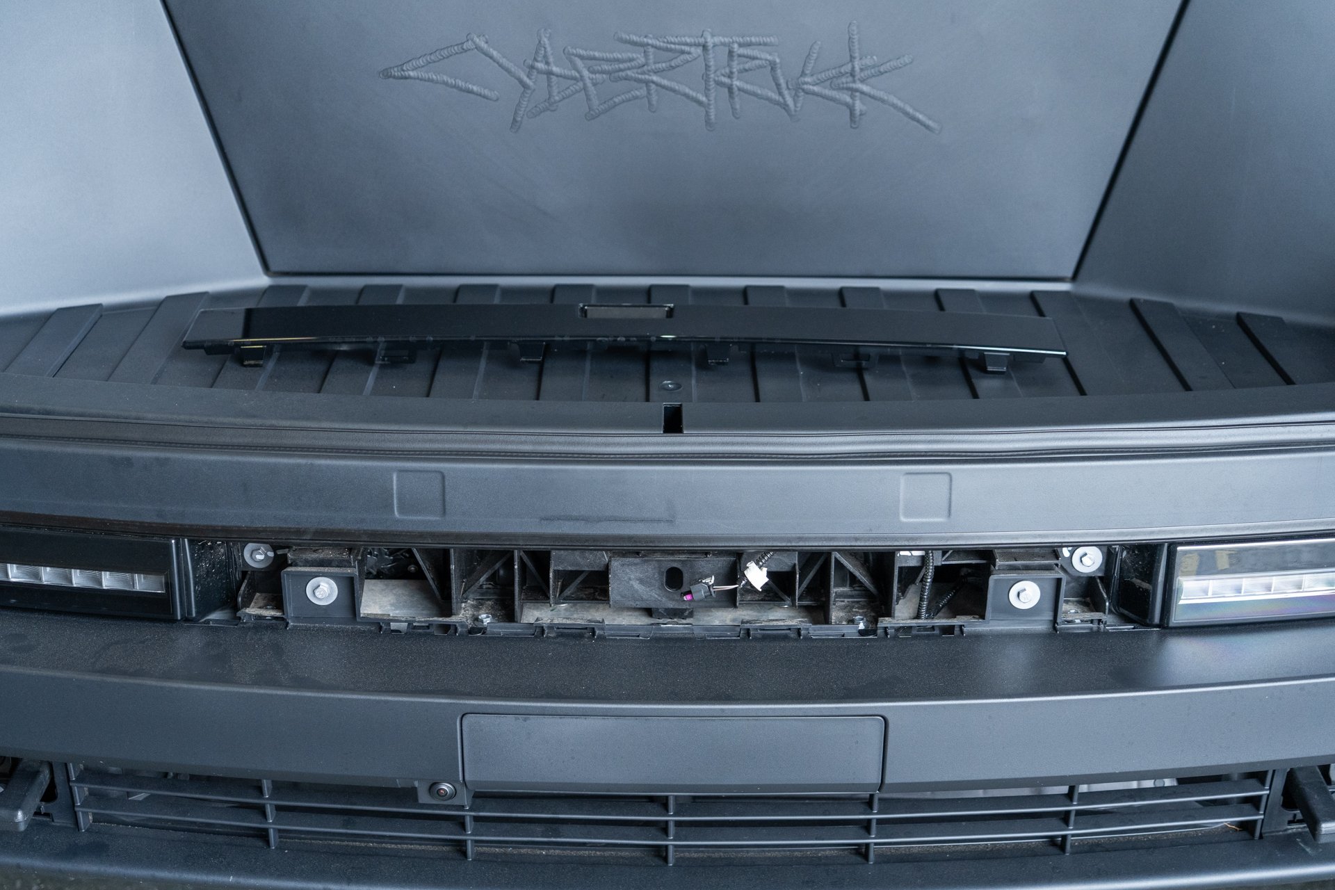 TESLA CYBERTRUCK HD FRONT BUMPER WITH FRONT BULL BAR UP INVINCIBLE 00021_1920