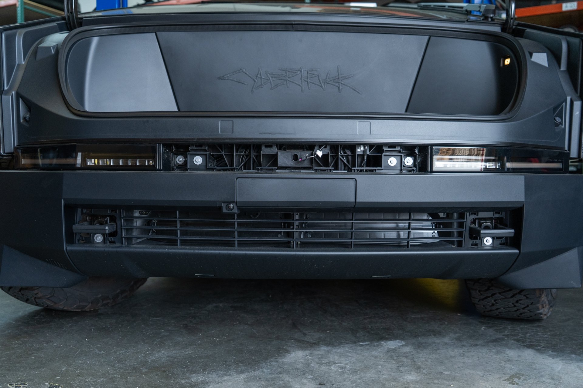 TESLA CYBERTRUCK HD FRONT BUMPER WITH FRONT BULL BAR UP INVINCIBLE 00028_1920