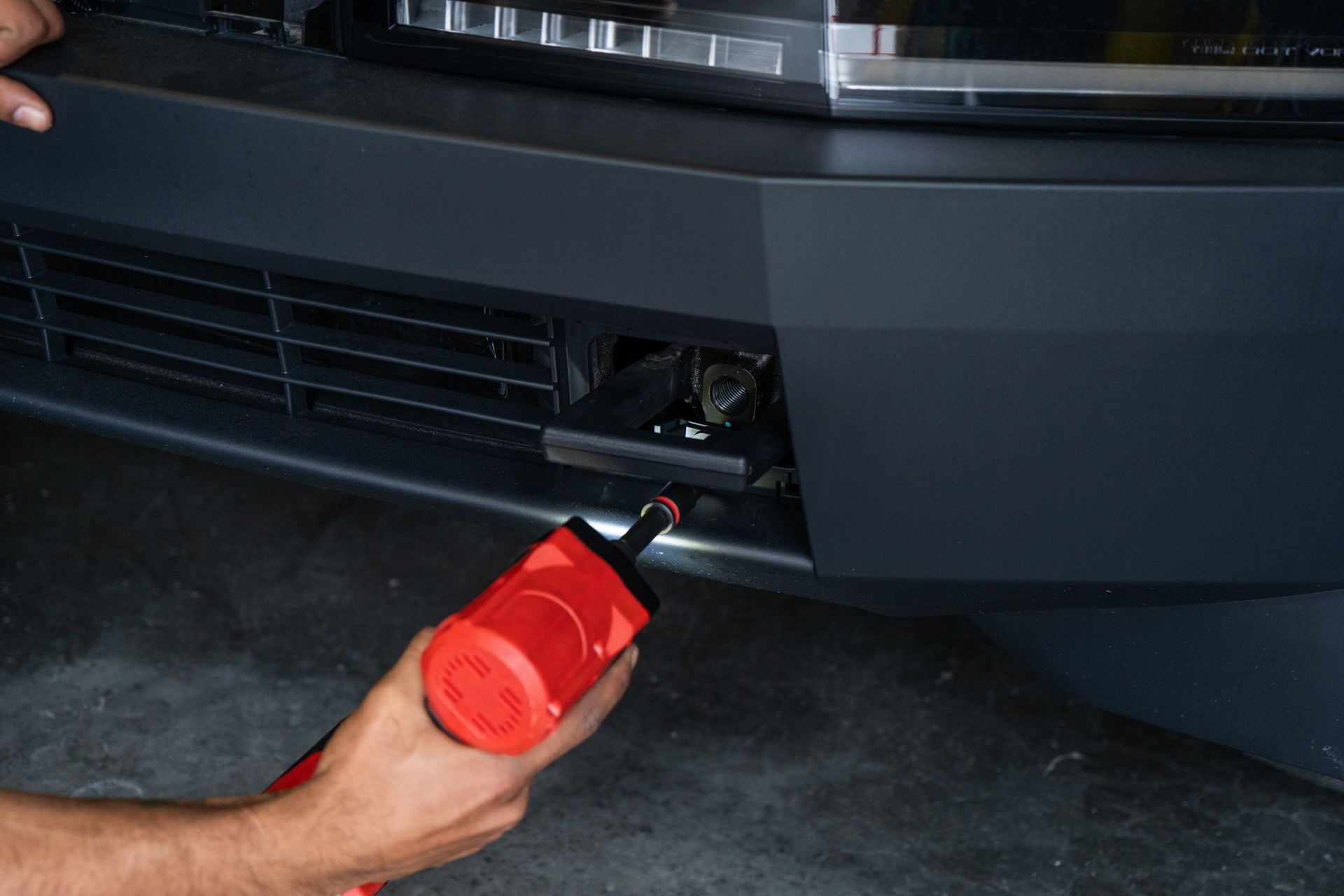 TESLA CYBERTRUCK HD FRONT BUMPER WITH FRONT BULL BAR UP INVINCIBLE 00030_1920