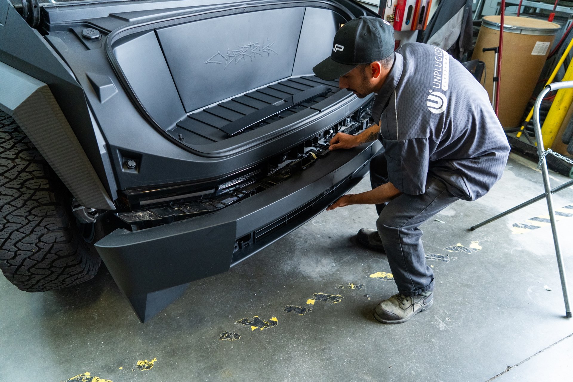 TESLA CYBERTRUCK HD FRONT BUMPER WITH FRONT BULL BAR UP INVINCIBLE 00040_1920