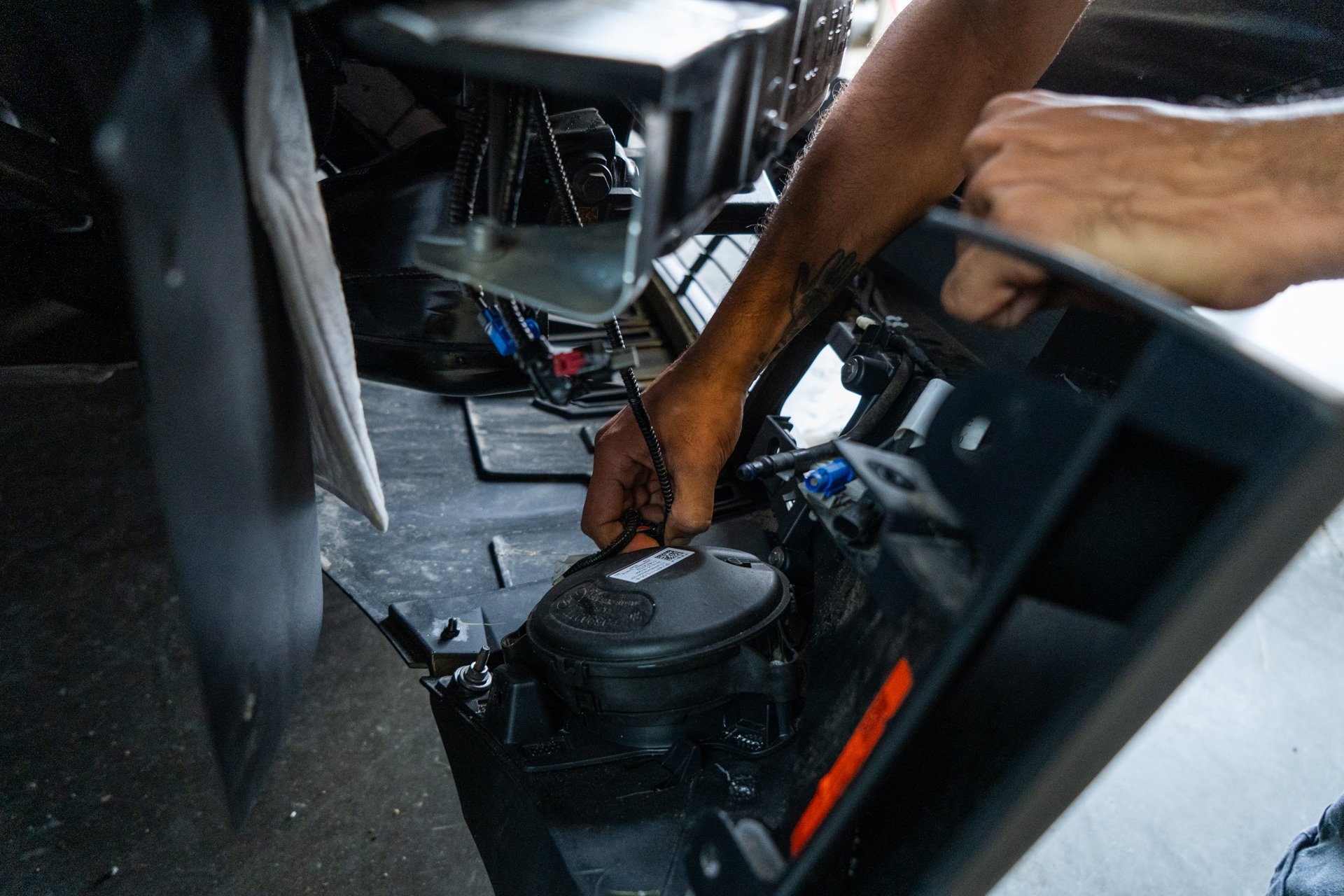TESLA CYBERTRUCK HD FRONT BUMPER WITH FRONT BULL BAR UP INVINCIBLE 00041_1920