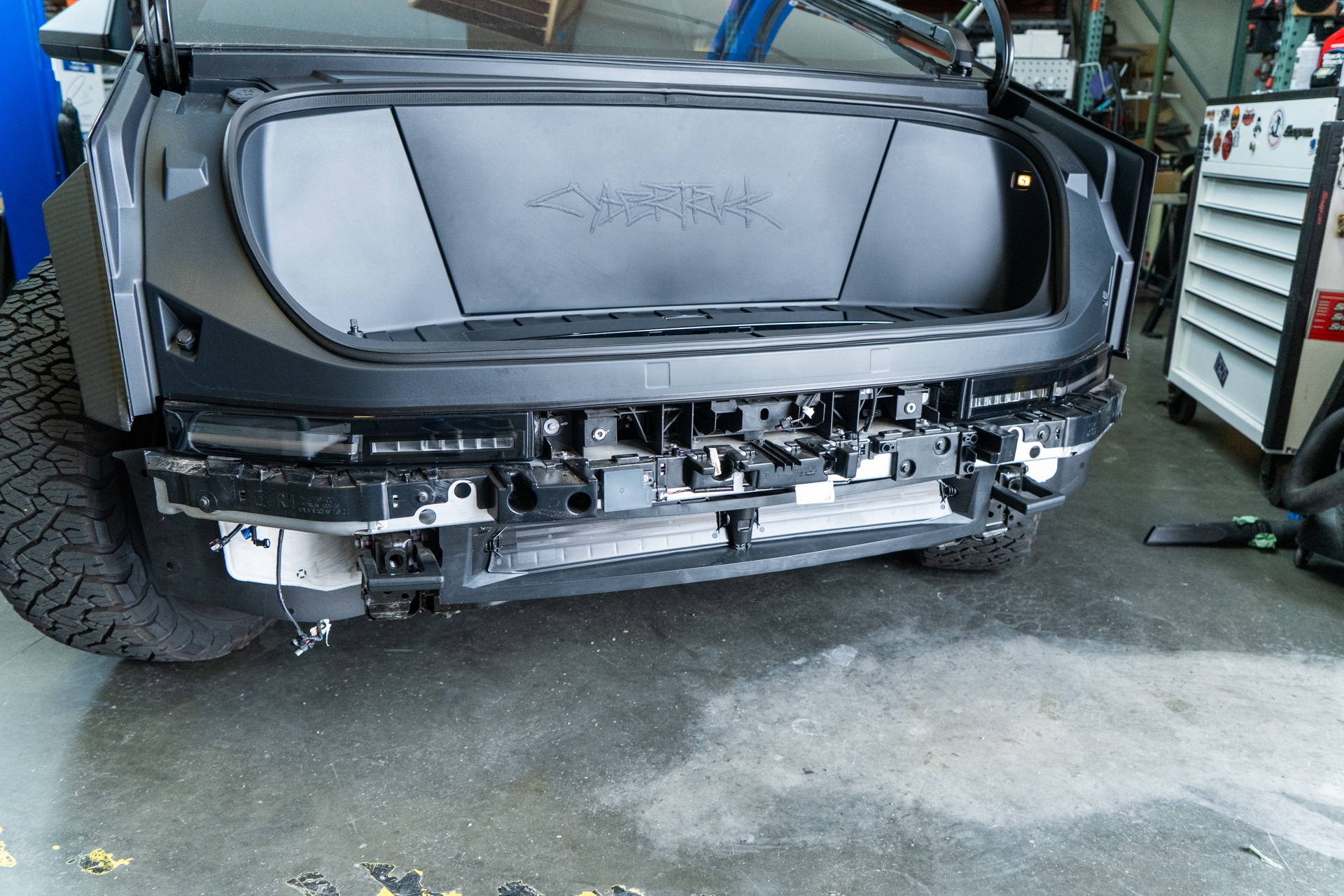 TESLA CYBERTRUCK HD FRONT BUMPER WITH FRONT BULL BAR UP INVINCIBLE 00042_1920