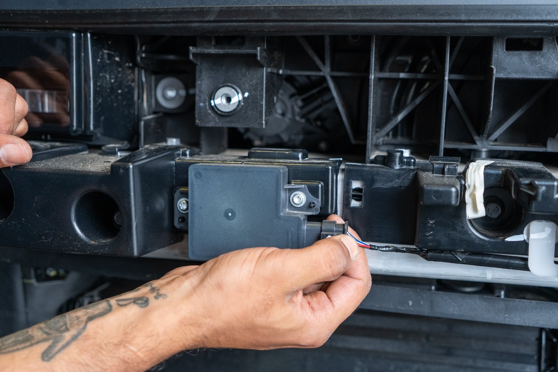 TESLA CYBERTRUCK HD FRONT BUMPER WITH FRONT BULL BAR UP INVINCIBLE 00045_1920