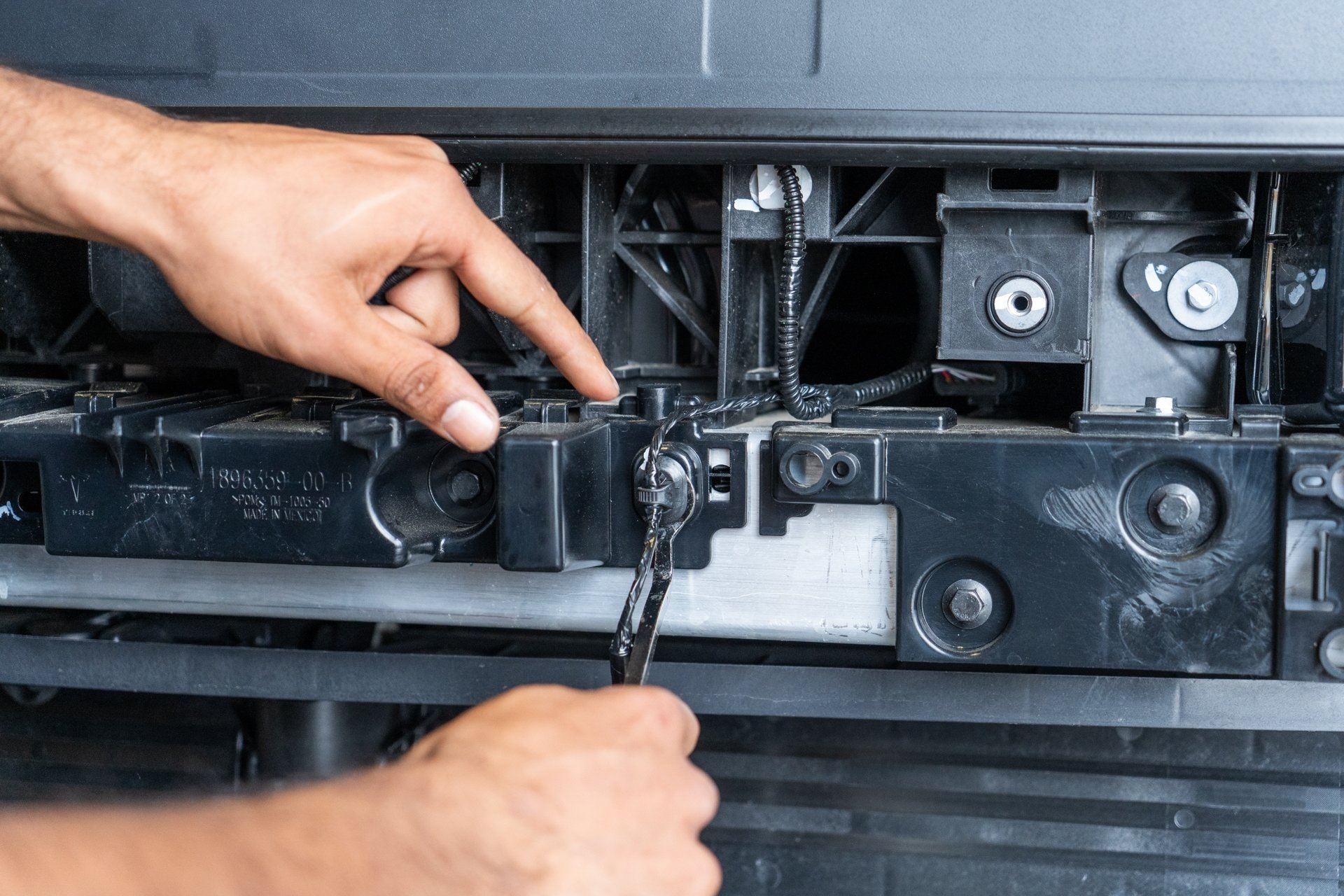 TESLA CYBERTRUCK HD FRONT BUMPER WITH FRONT BULL BAR UP INVINCIBLE 00049_1920