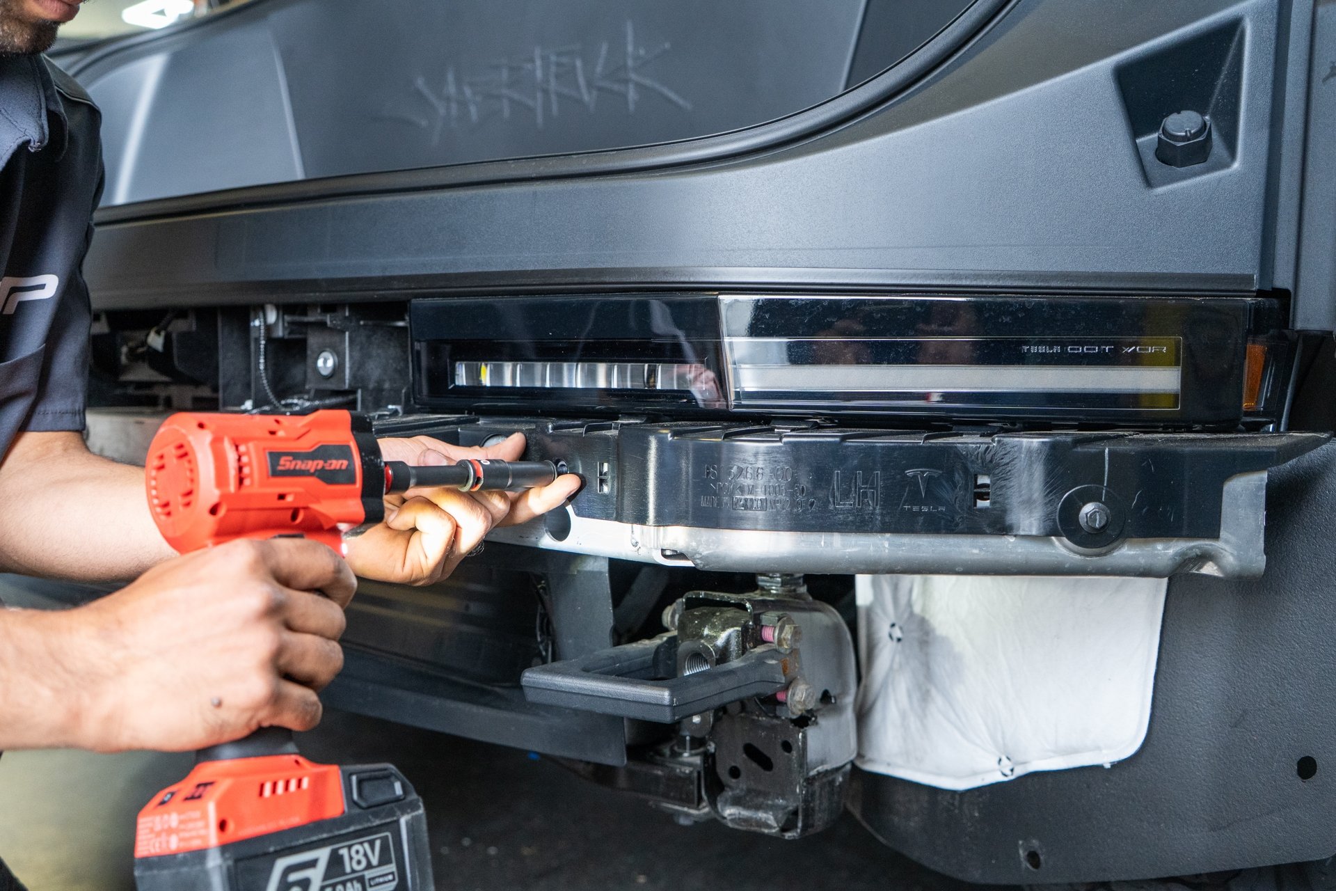 TESLA CYBERTRUCK HD FRONT BUMPER WITH FRONT BULL BAR UP INVINCIBLE 00052_1920