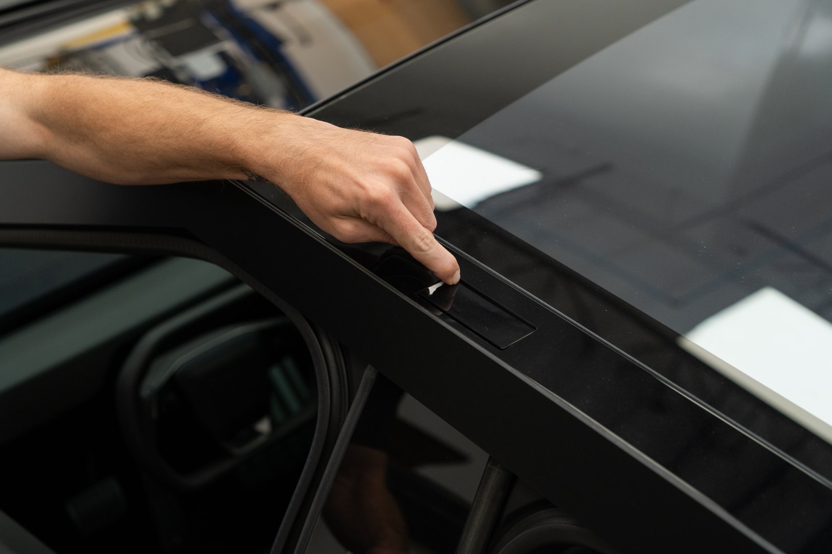 Tesla Cybertruck UP INVINCIBLE DOUBLE ROW LIGHT BAR 48V - Installation-2