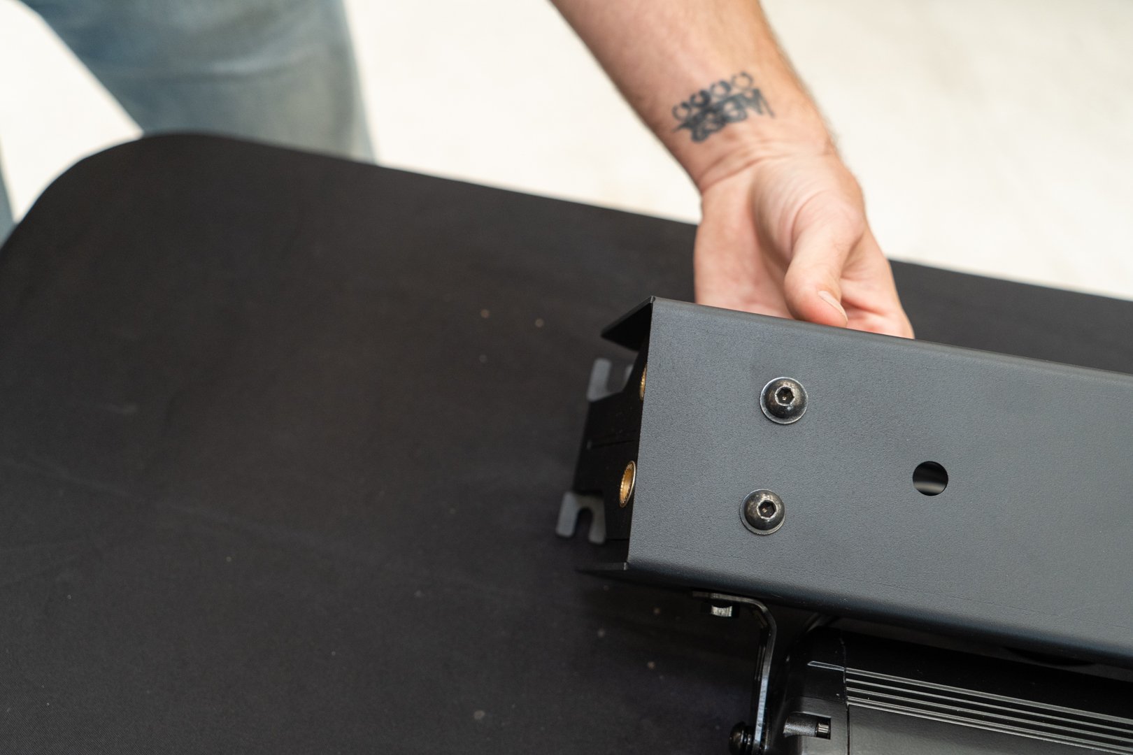 Tesla Cybertruck UP INVINCIBLE DOUBLE ROW LIGHT BAR 48V - Installation-30