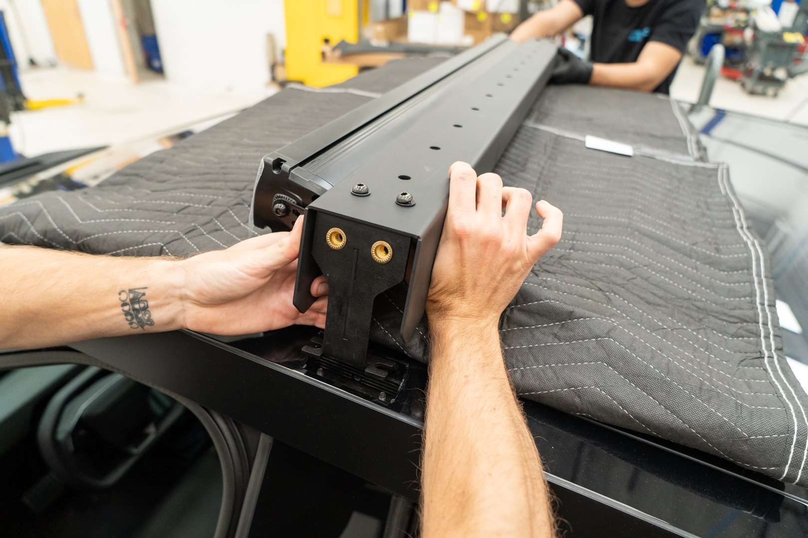 Tesla Cybertruck UP INVINCIBLE DOUBLE ROW LIGHT BAR 48V - Installation-40