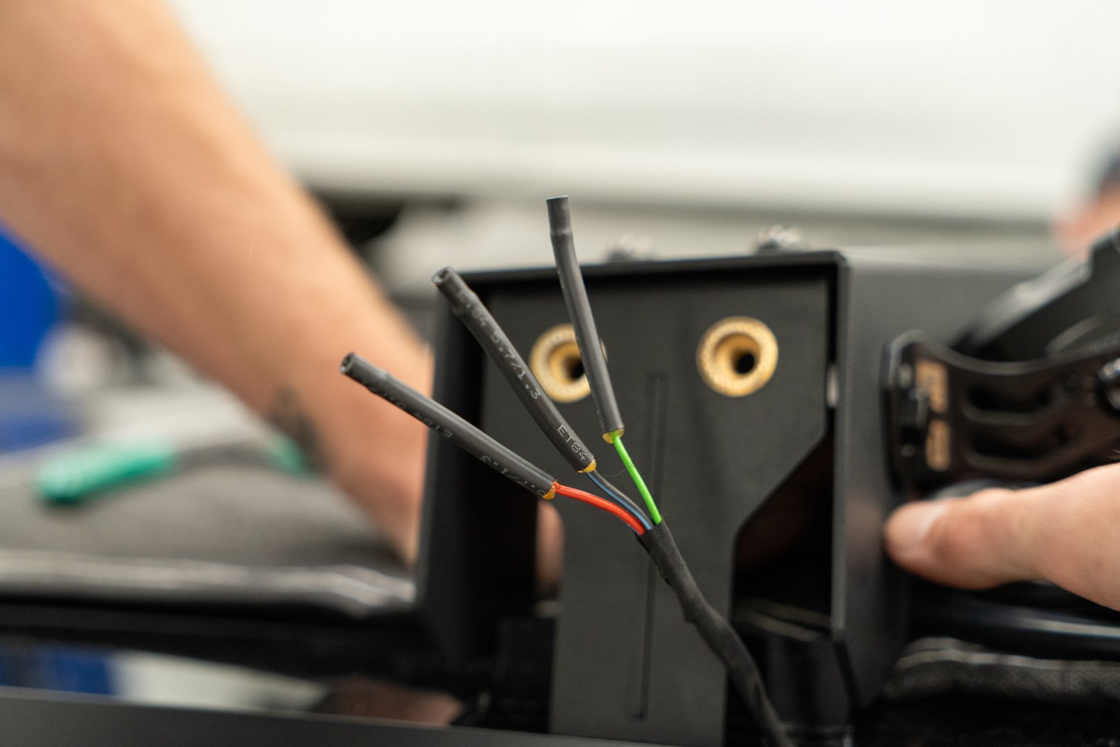 Tesla Cybertruck UP INVINCIBLE DOUBLE ROW LIGHT BAR 48V - Installation-43