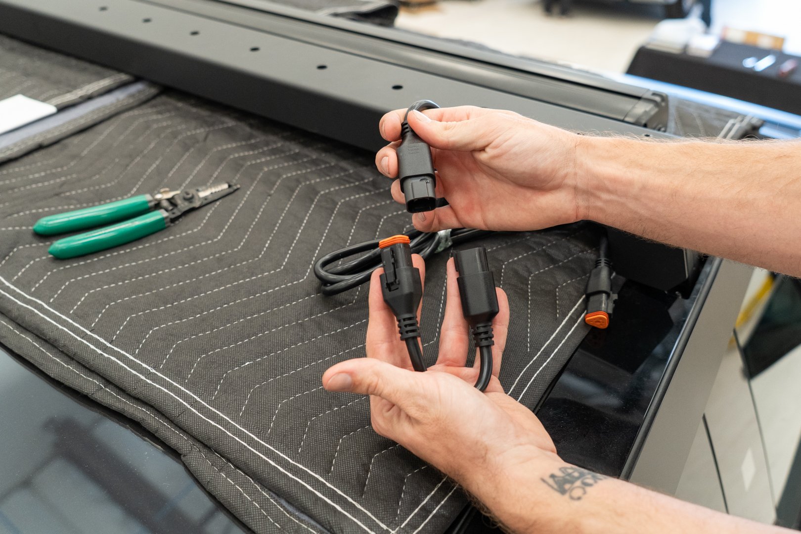 Tesla Cybertruck UP INVINCIBLE DOUBLE ROW LIGHT BAR 48V - Installation-49