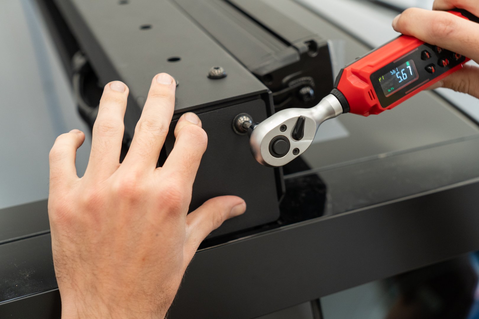 Tesla Cybertruck UP INVINCIBLE DOUBLE ROW LIGHT BAR 48V - Installation-61