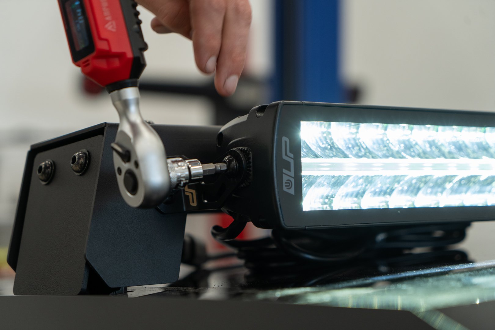 Tesla Cybertruck UP INVINCIBLE DOUBLE ROW LIGHT BAR 48V - Installation-67