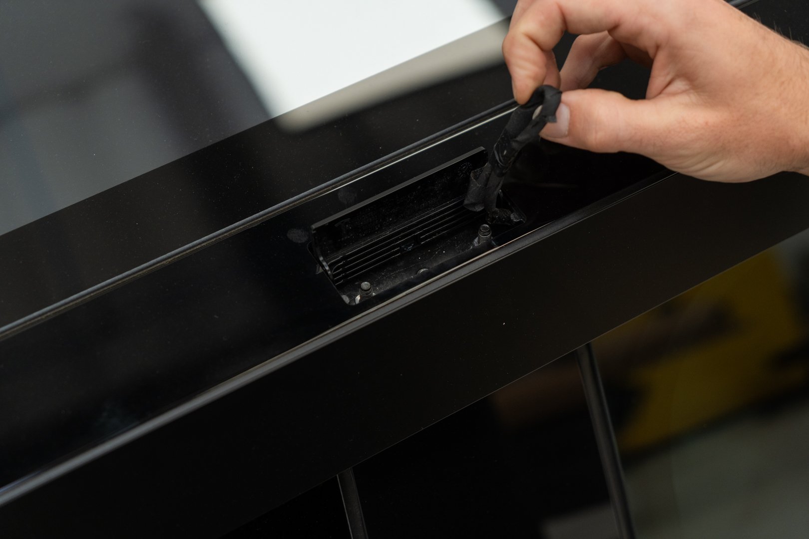 Tesla Cybertruck UP INVINCIBLE DOUBLE ROW LIGHT BAR 48V - Installation-8