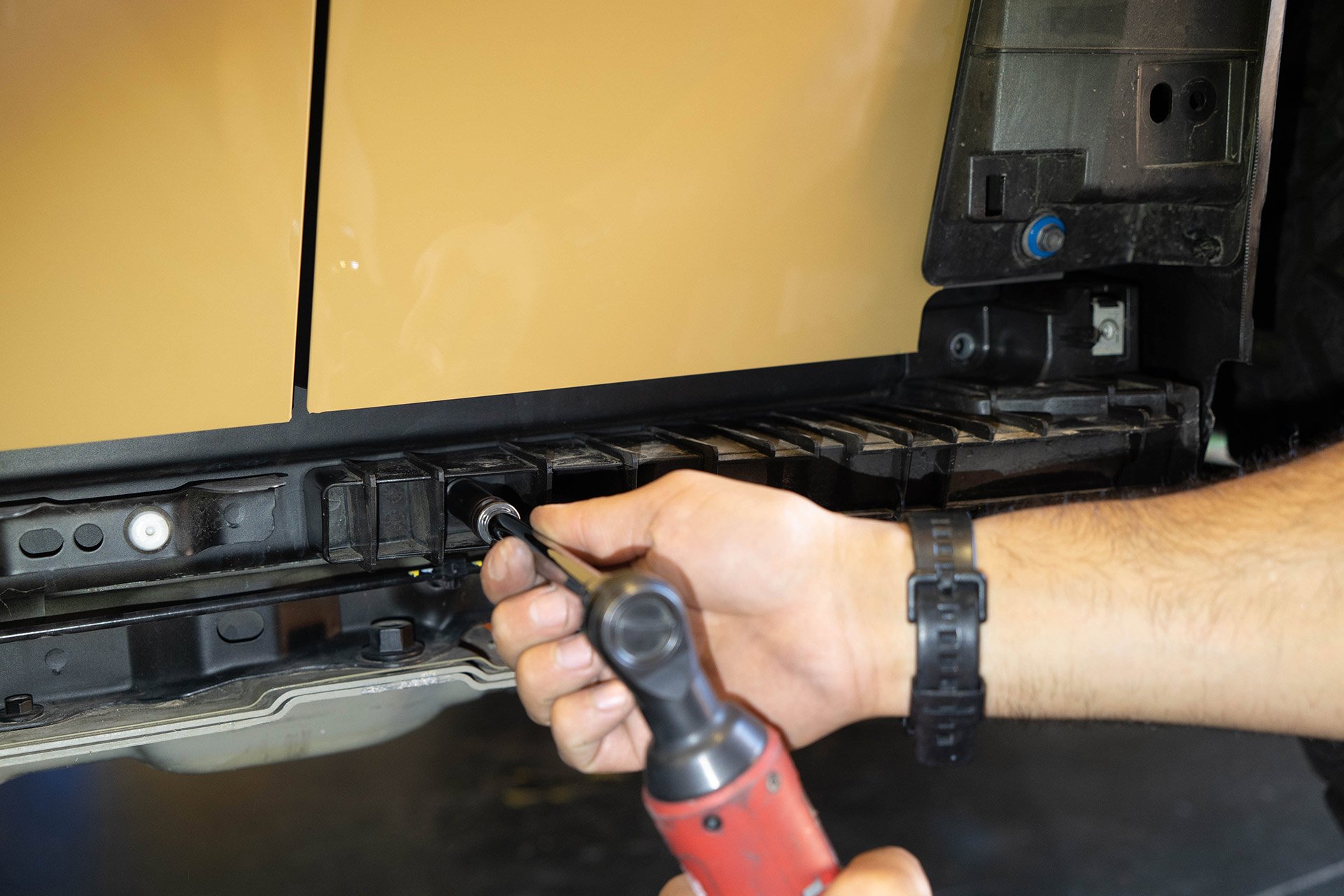 Tesla Cybertruck UP INVINCIBLE HD Rock Sliders - Installation 18