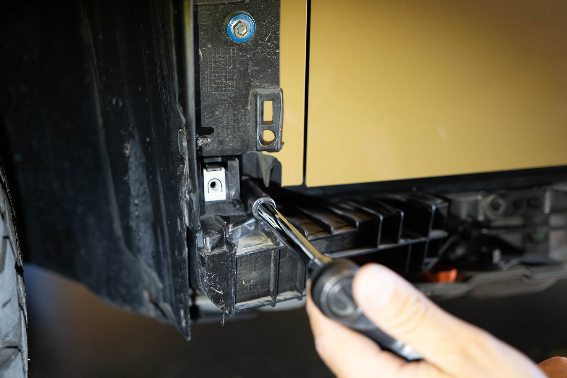 Tesla Cybertruck UP INVINCIBLE HD Rock Sliders - Installation 21